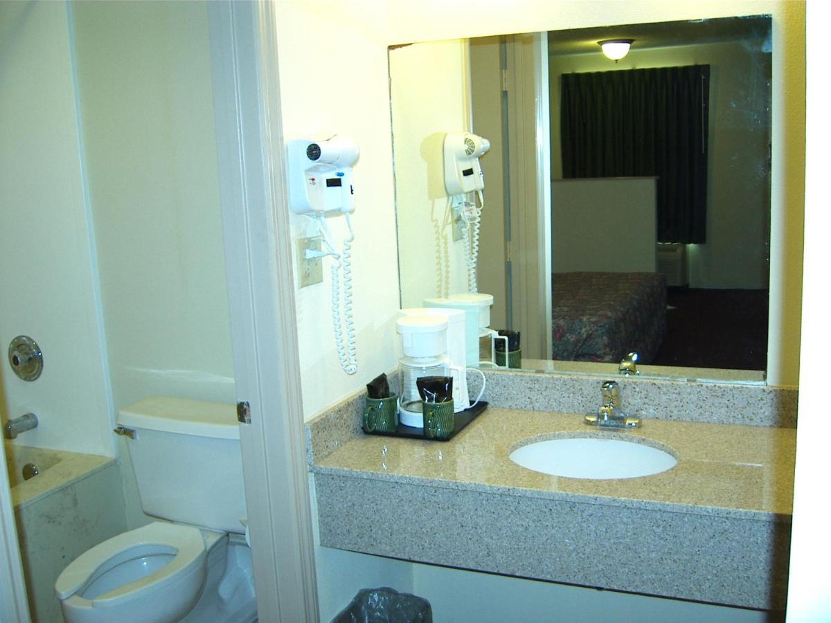 Travelers Inn & Suites Sumter Exterior photo