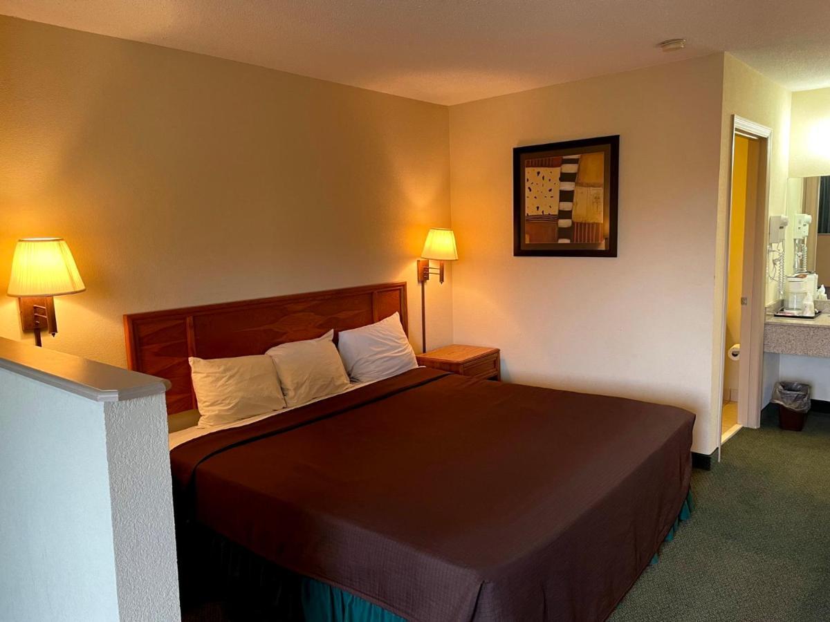 Travelers Inn & Suites Sumter Exterior photo