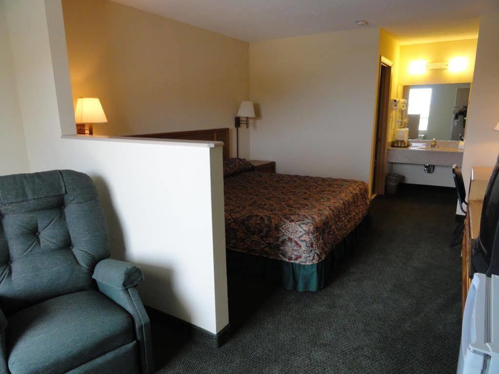 Travelers Inn & Suites Sumter Exterior photo